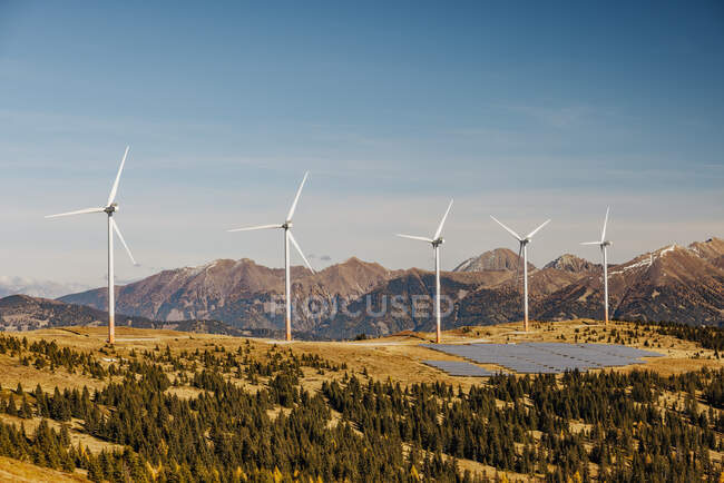 Parque eólico y central solar en Lachtal durante el otoño - foto de stock