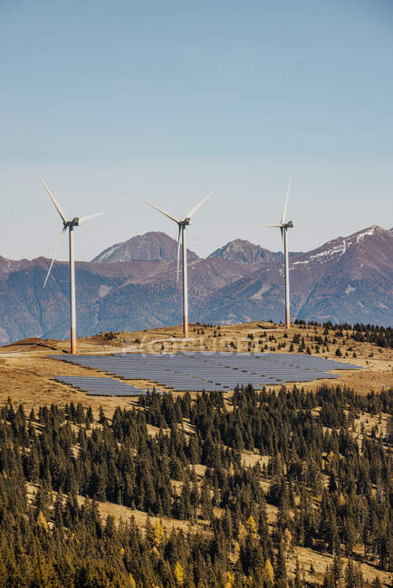 Ветряная электростанция и солнечная электростанция в Лахтале осенью — стоковое фото
