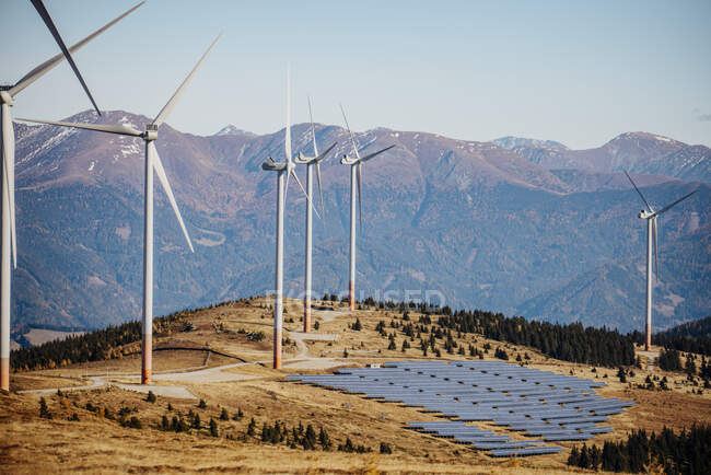 Windpark und Solaranlage in Lachtal im Herbst — Stockfoto