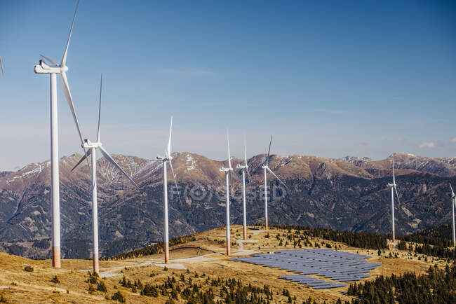 Ветряная электростанция и солнечная электростанция в Лахтале осенью — стоковое фото