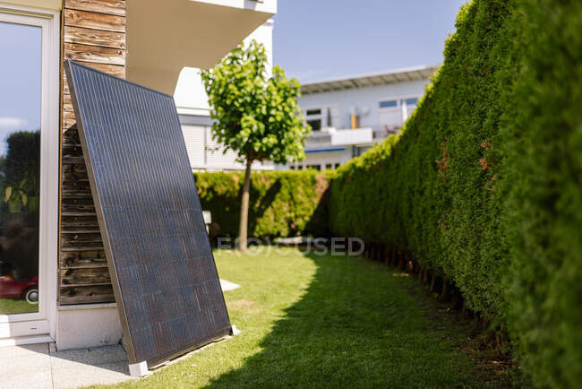 Panel fotovoltaico de pie en el patio trasero bajo el sol - foto de stock