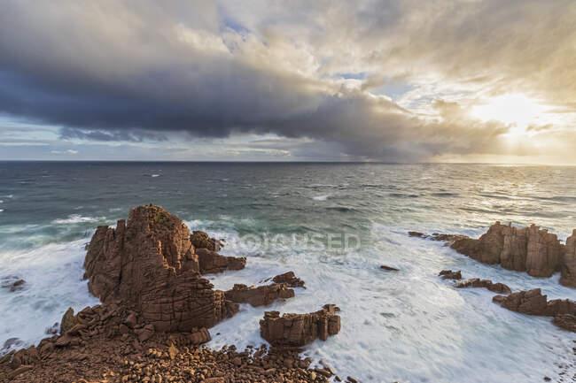 Pacific Ocean at cloudy sunset seen from Pinnacles Lookout — Stock Photo