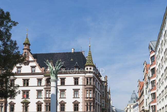 Germany, Saxony, Leipzig, Column and historic apartments at Nikolaikirchplatz — Stock Photo