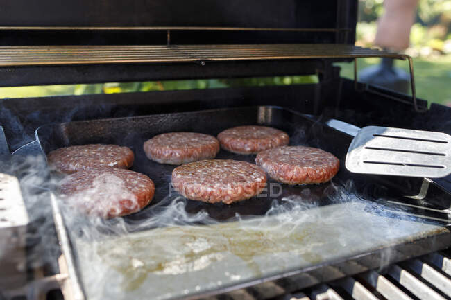 Viande avec fumée sur barbecue grill à l'arrière-cour — Photo de stock