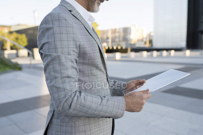 Бизнесмен с портативным стеклянным устройством — стоковое фото