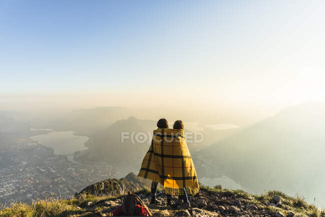 Freunde in Decke gehüllt auf Berggipfel in Lecco, Italien — Stockfoto