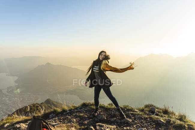 Giovanotto che balla con sciarpa sulla vetta delle Alpi Orobie, Lecco, Italia — Foto stock