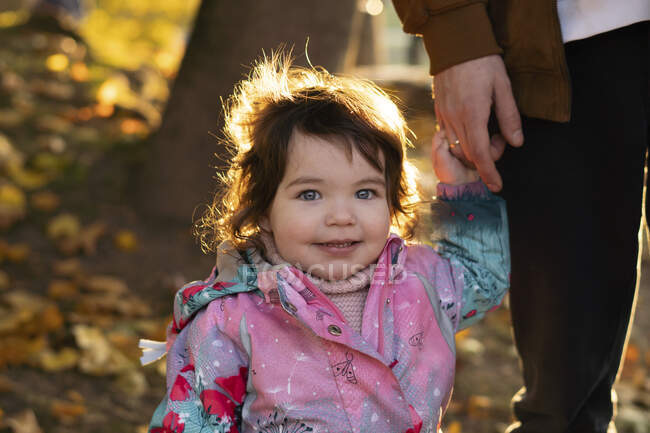 Carino figlia tenendo la mano del padre — Foto stock