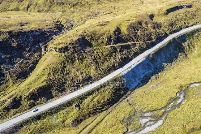 Дорога на горе у перевала Альбула, Граубунден, Швейцария — стоковое фото