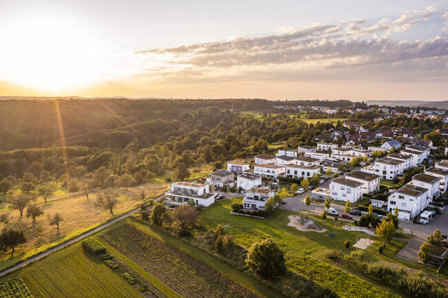 Germania, Baden-Wurttemberg, Baltmannsweiler, Veduta aerea del tramonto su una nuova area di sviluppo a Schurwald — Foto stock