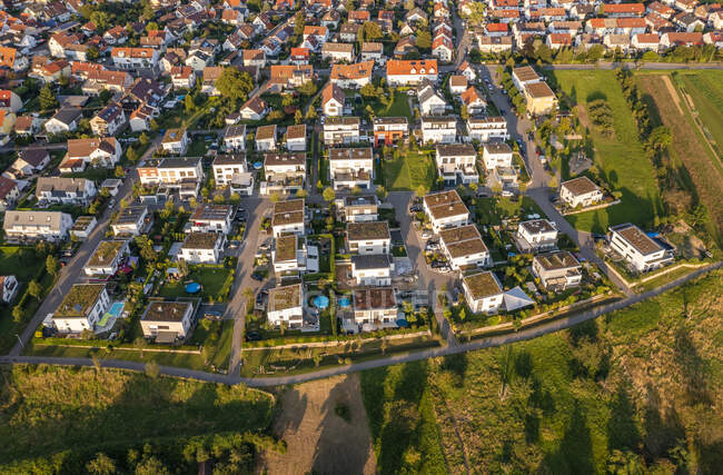 Alemania, Baden-Wurttemberg, Baltmannsweiler, Vista aérea de la nueva zona de desarrollo en Schurwald - foto de stock