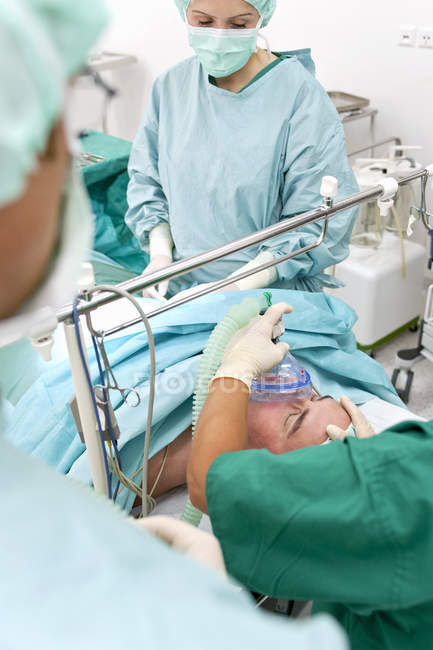 Интубационный эндотрахеальный наркоз. Пациент во время операции. Общая анестезия в хирургии. Пациент во время операции. Пациент во время операции.