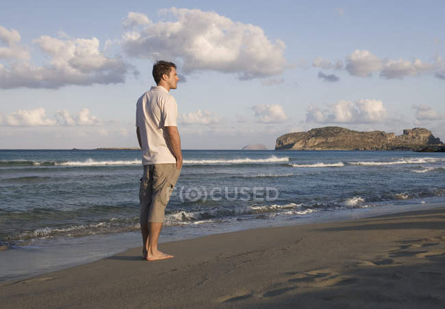 ●₪ مــــــزاجك "بصـــــورة" ₪● - صفحة 7 Focused_171502372-stock-photo-man-walking-alone-beach