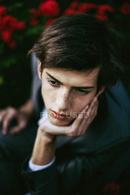 Tagträumender Mann mit der Hand am Kinn — Stockfoto