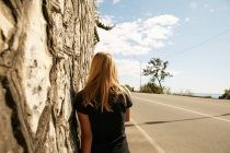Жінка стоїть на сільській дорозі — стокове фото