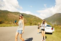 Women walking on countryside road — Stock Photo
