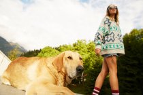 Жінка в светрі з собакою — стокове фото