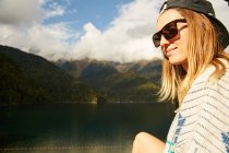 Donna in posa sul paesaggio con lago — Foto stock