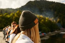 Ragazza bionda in cappello su sfondo foresta — Foto stock