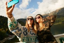 Chicas rubias en gafas de sol tomando selfie - foto de stock