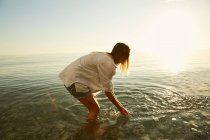 Frau spielt im Wasser — Stockfoto