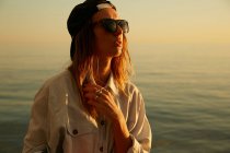 Frau im sanften Sonnenlicht am Strand — Stockfoto