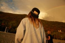 Жінок, спостерігаючи захід сонця на узбережжі — стокове фото