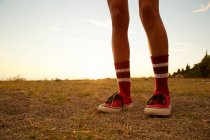 Женские ноги в носках на коленях — стоковое фото