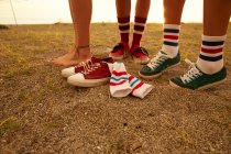 Жіночі ноги в шкарпетках для коліна — стокове фото