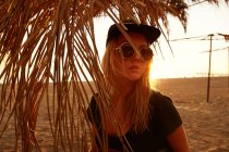 Frau im sanften Sonnenlicht am Strand — Stockfoto
