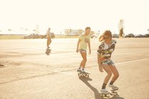 Жінки катаються на скейтбордах — стокове фото