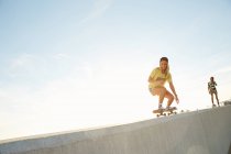 Mujer cabalgando en skateboards - foto de stock