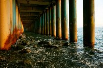 Columnas a orillas del mar al atardecer - foto de stock