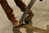 Männerfüße mit Skateboard — Stockfoto