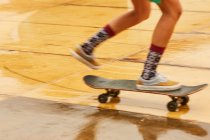 Feet of skating woman — Stock Photo