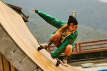 Junge Frau skatet auf Rampe — Stockfoto