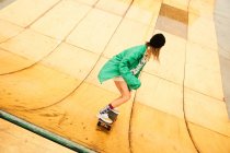 Giovane donna pattinaggio sulla rampa — Foto stock