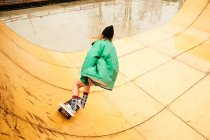 Jeune femme patinant sur la rampe — Photo de stock
