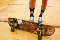 Woman performing tricks with skateboard — Stock Photo