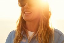 Frau genießt weiches Sonnenlicht — Stockfoto
