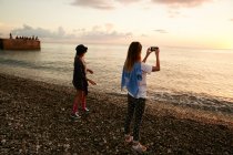 Mädchen fotografiert Meer mit Freundin — Stockfoto