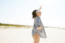 Жінка в білому коханці позує на пляжі — стокове фото
