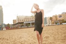 Красива жінка в чорне плаття стоячи на комунальних пляжу в Барселоні — стокове фото