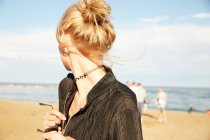 Портрет жінку, що стоїть на пляжі в Барселоні — стокове фото