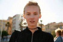 Porträt einer jungen Frau, die auf der Straße in Barcelona in die Kamera blickt — Stockfoto