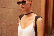 Atractiva mujer en gafas de sol caminando por la calle en barcelona - foto de stock