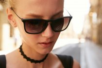 Портрет молодой женщины в солнечных очках, идущей по улице в Барселоне — стоковое фото
