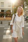 Turista feliz caminando con el bolso en la calle en barcelona - foto de stock