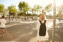 Visão traseira da mulher com saco de pé na rua em barcelona — Fotografia de Stock