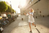 Mulher feliz pegando pombo na rua em barcelona — Fotografia de Stock